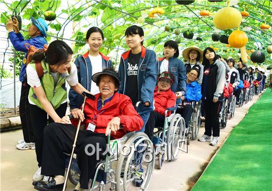 함평군보건소(소장 박성희)는 4일 거동이 불편한 장애인들과 가족, 자원봉사자 100명과 함께 나비축제 나들이 행사를 가졌다.
