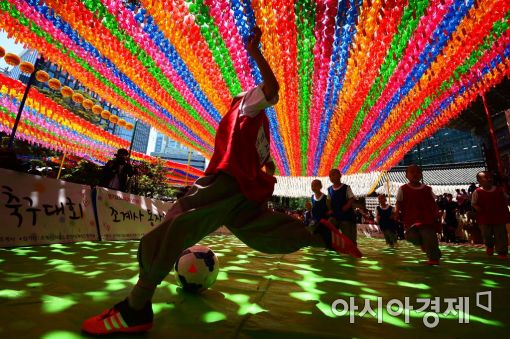 [포토]연등 아래 축구 한 판! 