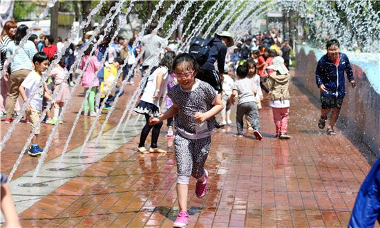지난해 5월5일 서울 광진구 능동 어린이대공원 분수대에서 어린이들이 신나게 놀고 있다. (서울=연합뉴스)