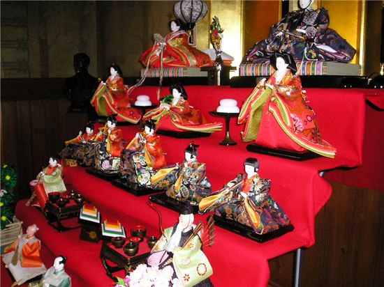 일본 전통의상을 입은 히나인형이 계단식 제단에 올려져 있다. (사진=위키피디아)