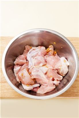 1. 볶음용 닭은 깨끗이 씻어 다진 마늘, 소금, 후춧가루, 청주로 밑간한다.
