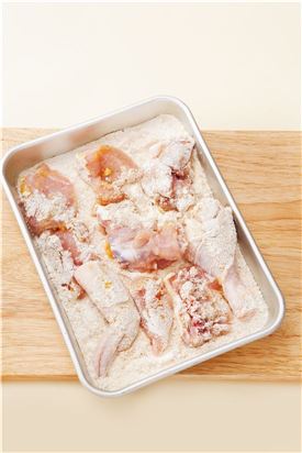 2. 밑간한 닭은 튀김가루와 카레가루를 섞어 골고루 묻힌다.
