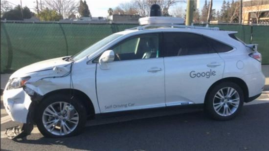 2016년 2월 미국 마운틴뷰에서 접촉사고를 낸 구글 자율주행차