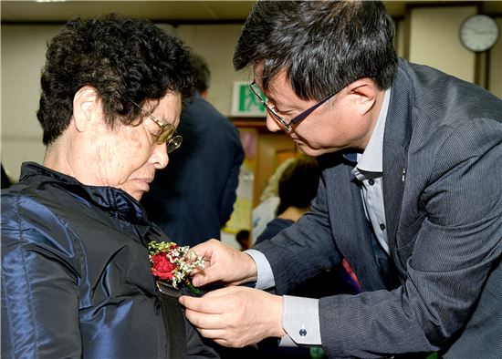 [포토]카네이션 달아드리는 김성환 노원구청장 