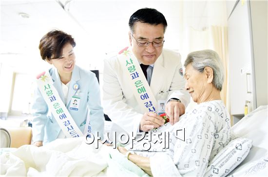 ‘어버이날’을 앞두고 화순전남대병원 김형준 원장과 심재연 간호부장(왼쪽)이 고령의 환자들에게 카네이션을 선물하고 있다.