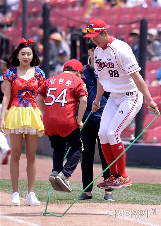 [포토]노수광, '어린이 양현종과 줄넘기'
