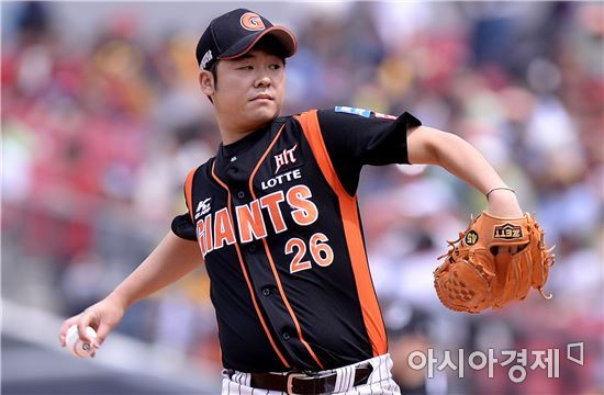 [포토]역투하는 롯데 선발 이성민