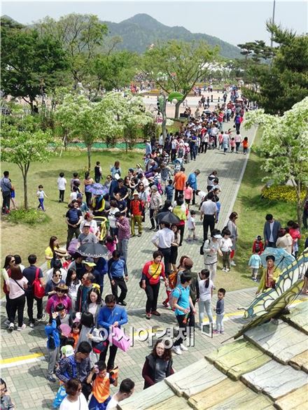 5일 어린이날을 맞아 함평나비축제가 열리고 있는 함평엑스포공원에 전국에서 관광객들이 몰려들어 인산인해를 이루었다. 이날 관광객들이 나비 생태관으로  들어가기 위해 길게 줄을 서서  대기하고 있다. 