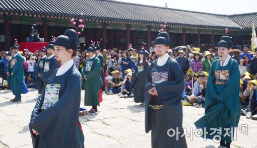 [포토]왕의 잔치에 초대된 외국인 문무백관 