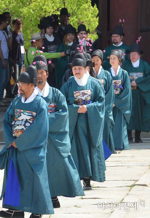 [포토]문무백관으로 변신한 외국인 관광객들 