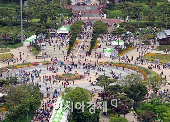 5일 어린이날을 맞아 함평나비축제가 열리고 있는 함평엑스포공원에 전국에서 관광객들이 몰려들어 인산인해를 이루었다. 어린이들을 손잡고 나선 가족들이  나비를  보면서 즐거운 시간을 보냈다.