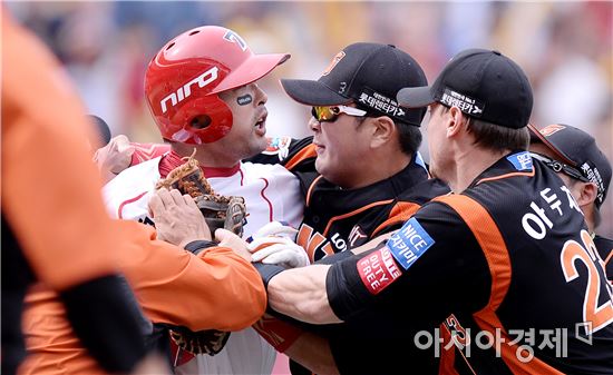 롯데-KIA, 이성민·서동욱 신경전… '벤치 클리어링'발발
