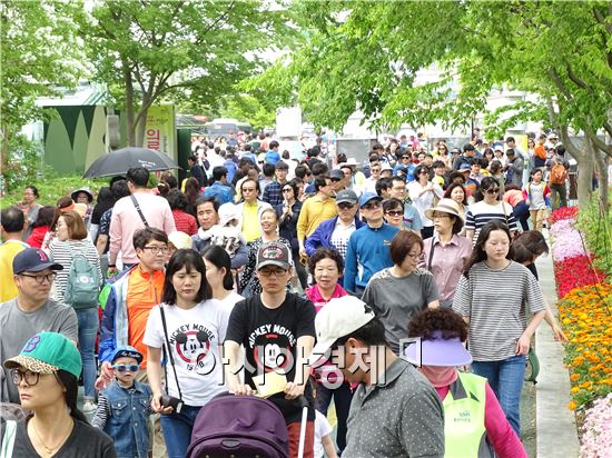 5일 어린이날을 맞아 함평나비축제가 열리고 있는 함평엑스포공원에 전국에서 관광객들이 몰려들어 인산인해를 이루었다. 어린이들을 손잡고 나선 가족들이 나비를 보면서 즐거운 시간을 보냈다.
