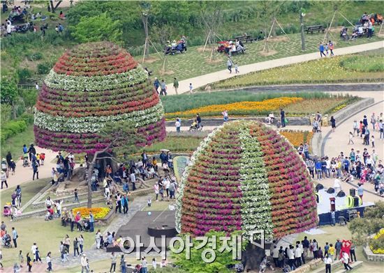 5일 어린이날을 맞아 함평나비축제가 열리고 있는 함평엑스포공원에 전국에서 관광객들이 몰려들어 인산인해를 이루었다. 어린이들을 손잡고 나선 가족들이 나비를 보면서 즐거운 시간을 보냈다.