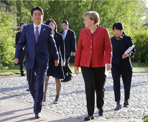 ▲아베 신조(앞 왼쪽) 일본 총리와 앙겔라 메르켈(앞 오른쪽) 독일 총리가 4일(현지시간) 독일 브란덴부르크에서 회담 직후 기자회견장으로 이동하고 있다. (AP = 연합뉴스)