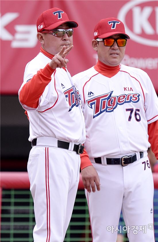 [포토]김기태 감독, '선수 교체합니다'