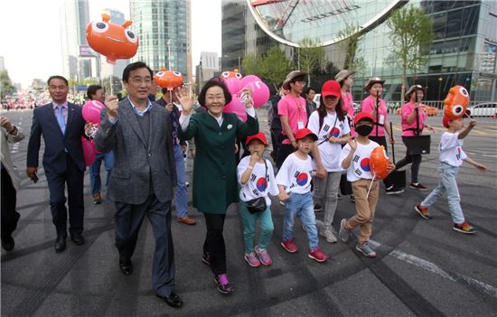 신연희 강남구청장이 5일 ‘C-퍼레이드’ 행사에 참여해 걷기를 했다.