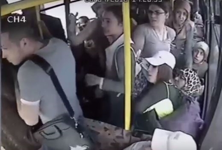 버스에서 성기 노출한 변태남…여성 승객 기지로 체포