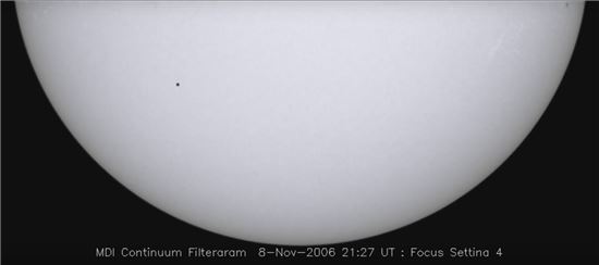▲2006년 당시 수성이 태양면을 통과하고 있는 모습.[사진제공=NASA]