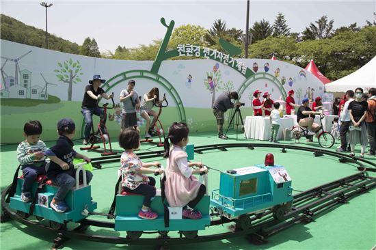 기아차가 어린이날을 맞아 5~6일 과천 서울대공원에서 '기아 친환경 키즈 오토쇼'를 개최했다. 
