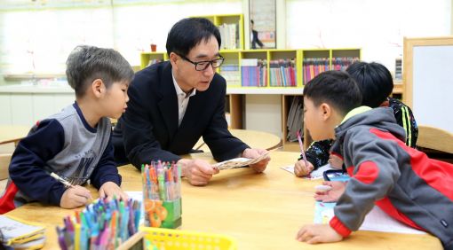 이준식 부총리, 임시공휴일 돌봄교실 현장 방문