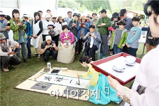 한국 차를 빛낸 선고다인에게 차를 올리다
