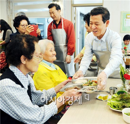 “고생하셨습니다, 만수무강하세요”