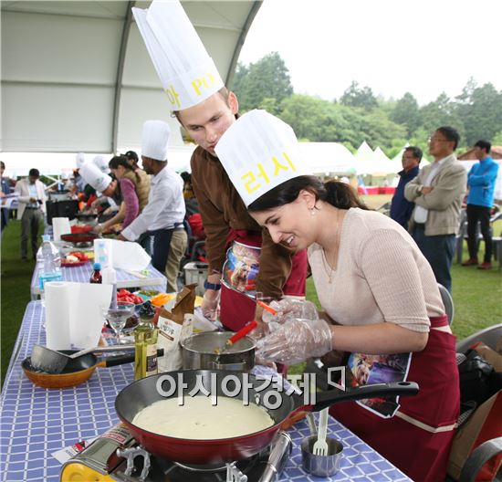 6일 제42회 보성다향대축제 기간 중에 보성군건강가정,다문화가족지원센터 주최로 한국차문화공원 주무대에서 ‘세계 다문화음식 경연대회’가 열렸다.
