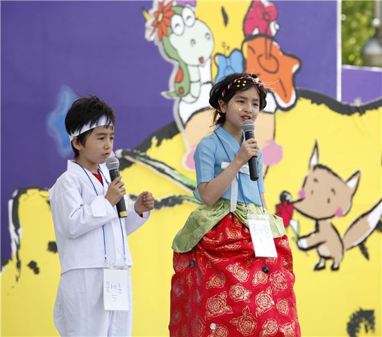 7일 광진구 능동 어린이대공원 열린무대에서 열린 ‘제5회 서울동화축제 내가 동화주인공 대회’에 참여한 어린이 모습.
