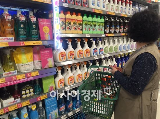 서울 시내 한 대형마트에서 고객이 옥시의 제품을 바라보고 있다. 