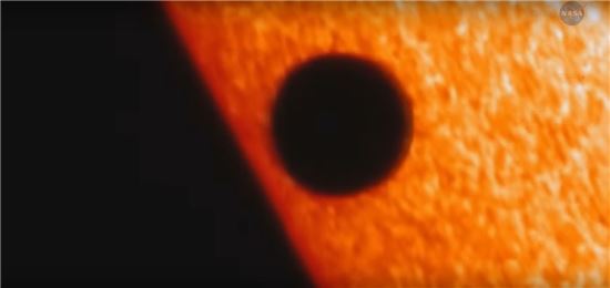 ▲수성이 태양과 지구 사이에 위치한다. 9일 수성의 태양면 통과 현상이 일어난다. 히노데 위성이 2006년 수성의 태양면 통과 모습을 촬영했다.[사진제공=JAXA] 