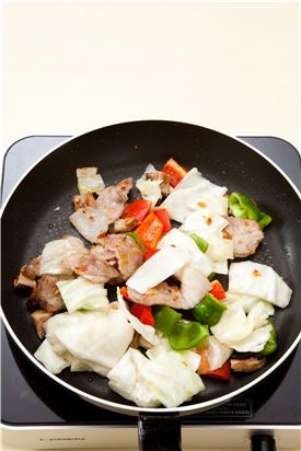 4. 돼기고기가 어느 정도 익으면 양배추, 표고버섯, 청피망을 넣어 볶다가 굴소스, 간장으로 간을 한다.
