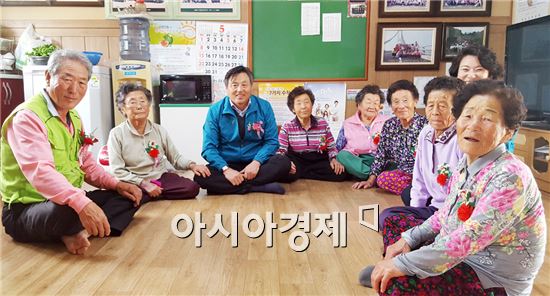 진도군, 사랑의 카네이션 꽃 달아주기 전개