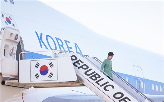 지난 4일 이란 방문을 마치고 귀국하는 박근혜 대통령(사진제공 : 청와대)