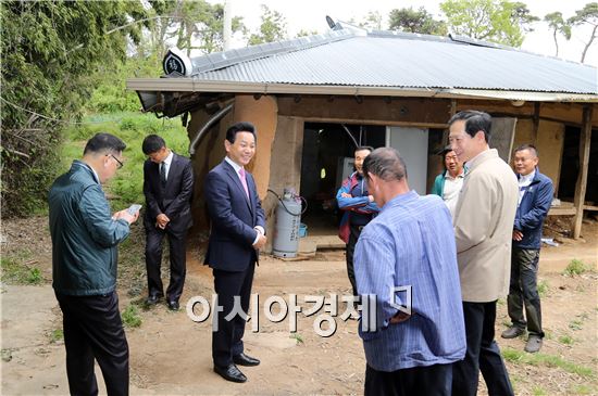 영암군 시종면(면장 문길만) 주민복지팀 직원들은 최근 전동평 영암군수, 시종면사회단체협의회, 마을이장 등과 주택 붕괴위험에 놓였던 시종면 신연리 방축마을 김모씨(남·63) 집을 방문해 김씨 부부를 위문하고 향후 조립식주택 신축과 입주를 위한 추가 지원방안에 대한 의견을 모았다.  
