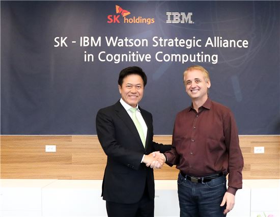 SK C&C와 한국IBM은 'SK C&C-IBM, 왓슨(Watson) 기반 인공지능(AI) 사업 협력 계약'을 체결하고, 지난 4일(미국 기준) 美뉴욕맨하탄 IBM 왓슨 본사에서 박정호 SK(주) C&C 사장, 데이비드케니 IBM 왓슨 총괄 사장, 제프리알렌로다 한국 IBM 사장 등 사업 관계자 20여명이 참석한 가운데 조인식을 가졌다. 사진은 박정호 SK(주) C&C 사장(사진 왼쪽), 데이비드케니 IBM 왓슨 총괄 사장이 조인식 후 기념사진을 찍는 모습.

