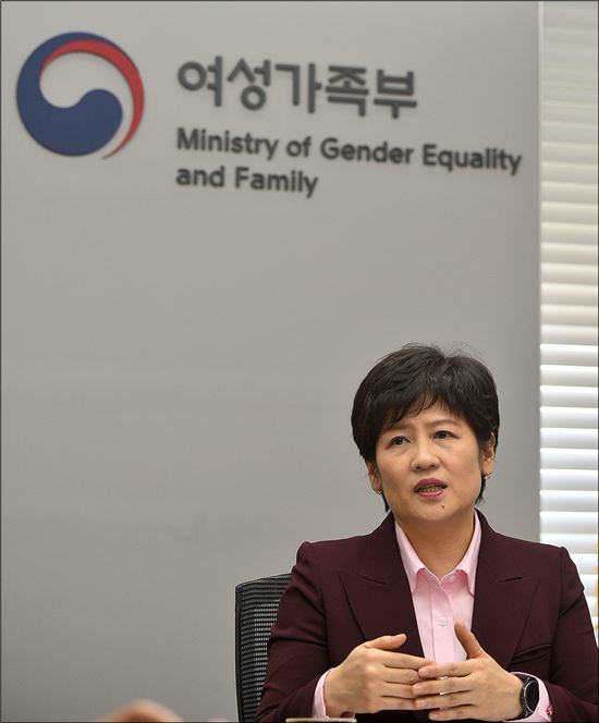 강 장관이 '여성새로일하기센터' 관련 경력단절여성 정책에 대해 설명하고 있다.