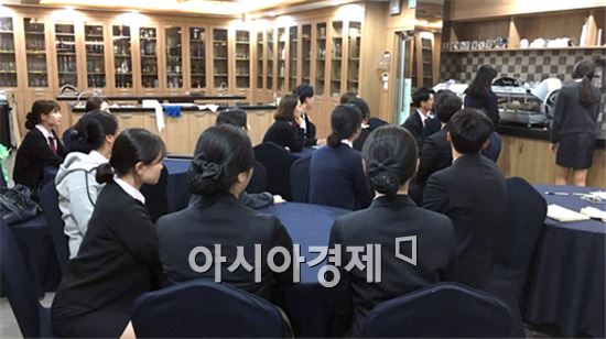 "외국인 근로자라도 써야 하나"…호텔리어의 추락