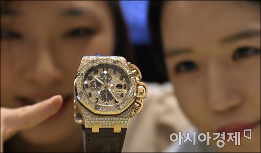 [포토]608개의 다이아몬드가 세팅된 시계 구경오세요~!