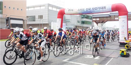 전라남도는 지난 7일과 8일 영암 F1경주장에서 전국 자전거 동호인 약 800여 명이 참가한 가운데 녠F1 스피드 전국자전거대회’를 성황리에 개최했다.

