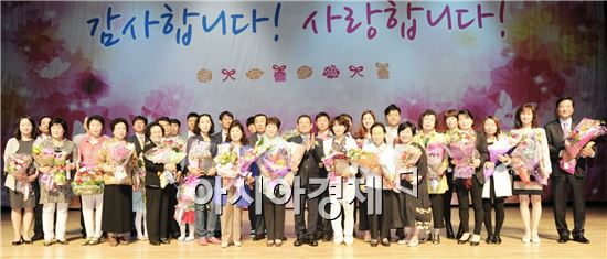 윤장현 시장이 어버이날을 맞아  유공자에 대한 표창을 하고 기념촬영을 하고있다.