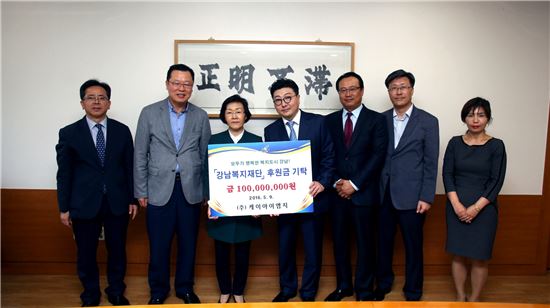 [포토]케이아이엠지, 강남복지재단 1억 기부 