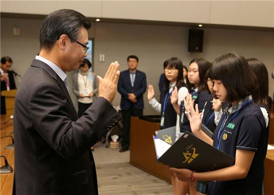 성장현 용산구청장이 학생들의 공무원 직업체험에 앞서 선서를 받고 있다.