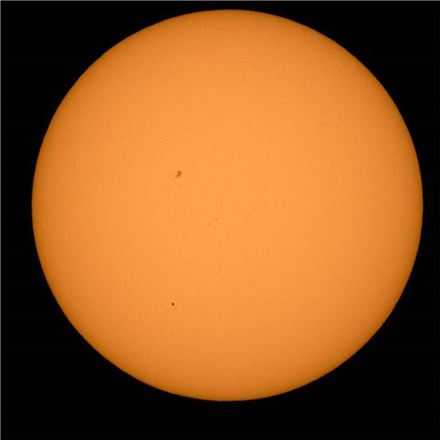 ▲2016년 수성이 태양 앞을 지나고 있다. 펜실베니아 보이어타운에서 찍은 것이다. 2019년, 2032년에 다시 수성의 태양면 통과를 볼 수 있다. [사진제공=NASA/Bill Ingalls]   