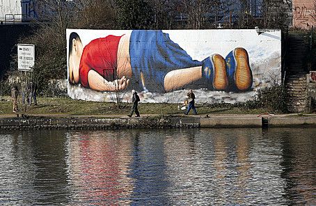 독일 프랑크푸르트 마인 강변의 한 벽에 지난해 터키 해변에서 익사체로 발견된 난민 소년 아일란 쿠르디의 모습을 담은 벽화가 그려져 있다.