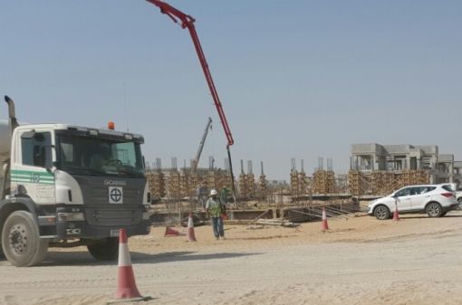 갑을상사그룹의 계열사 KB레미콘이 아랍에미리트 아즈만지역의 공사현장에 콘크리트를 공급하고 있는 모습.