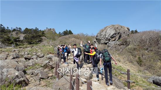 편견을 딛고 “지리산 정상에 서다”