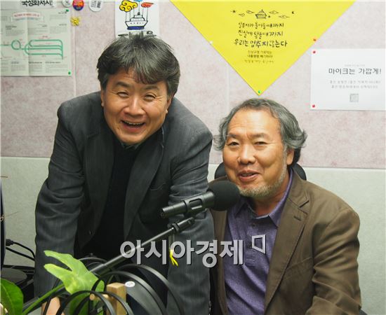 강원국(왼쪽)·김택근 작가
