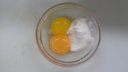 1. 소스만들기 : 먼저 분리해둔 계란 노른자 두개에 마요네즈 1스픈, 참기름 반티스푼을 넣고 잘 섞어서 소스를 만들어 둡니다.