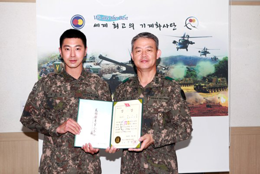 “모든 과목 90점 이상” 유노윤호 육군 특급전사로 뽑혔다